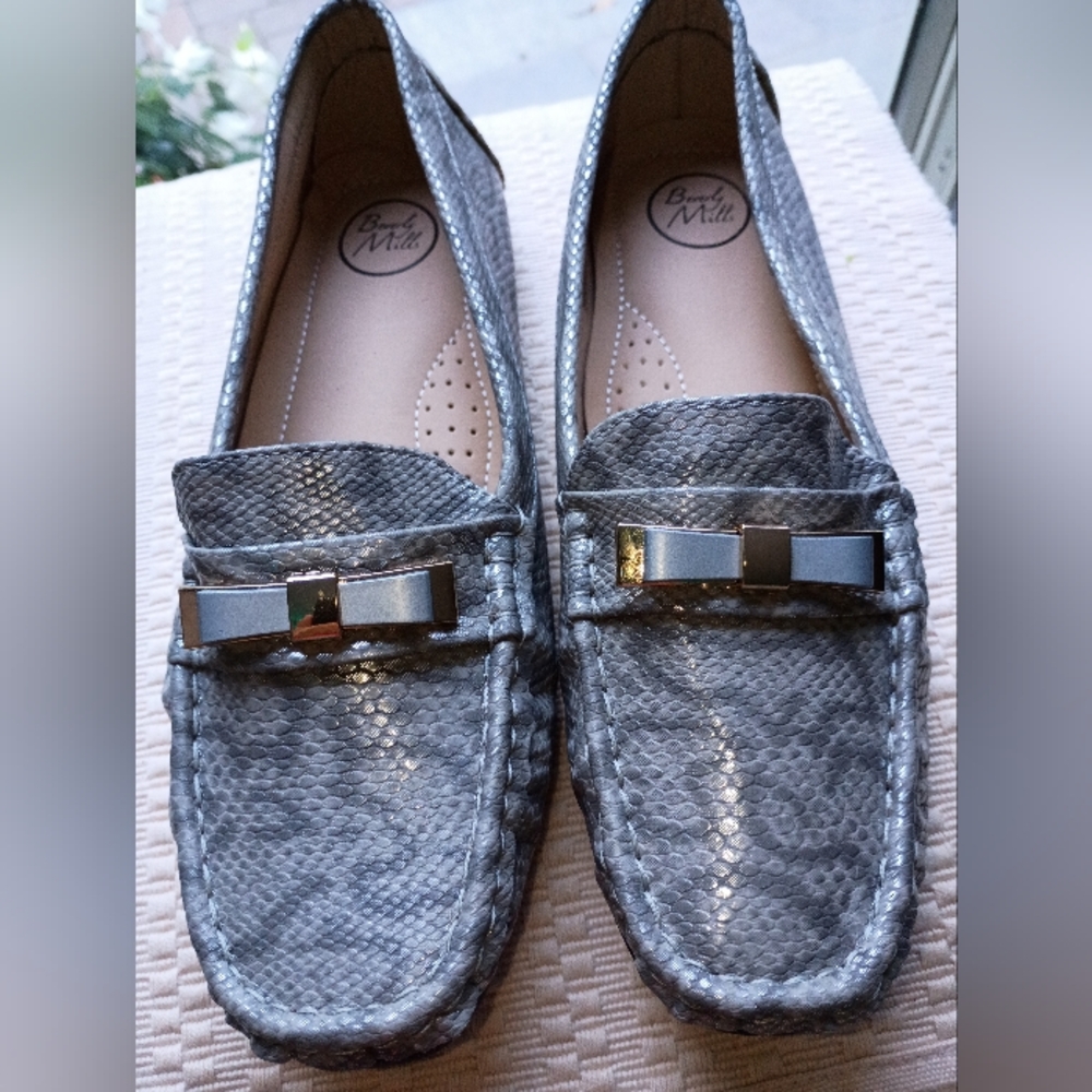 NWT.Beverly Mills Loafers with Bow Accent .Size11